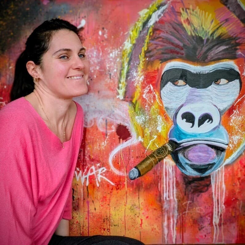 Amélie Pernet peignant dans son atelier